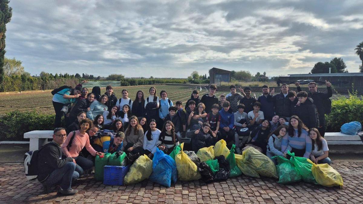 El alumnado que participó en la actividad de concienciación ambiental con las bolsas de residuos recogidos.
