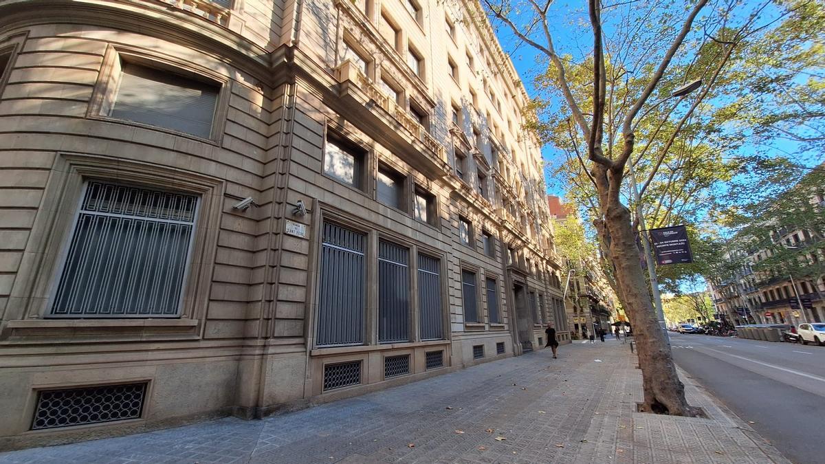 Edificio vacío de la Seguridad Social en la ronda Sant Pere de Barcelona