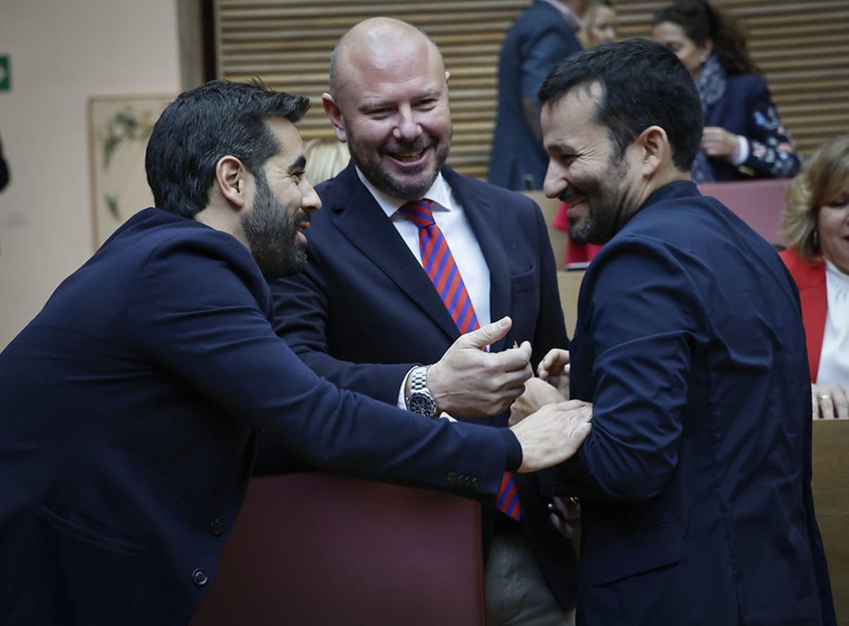 Muñoz, Gaspar y Marzà hablan durante el pleno.