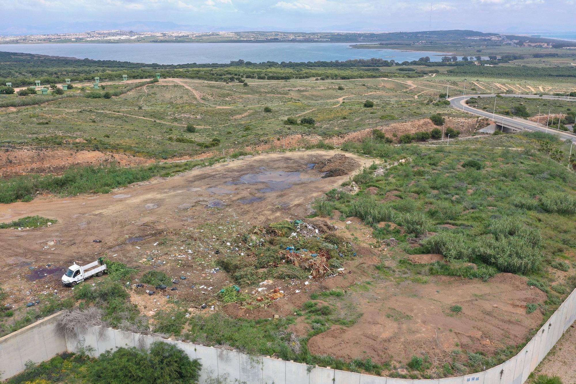 Torrevieja usa el parque abandonado del Alto de la Casilla como vertedero de toneladas de podas y algas