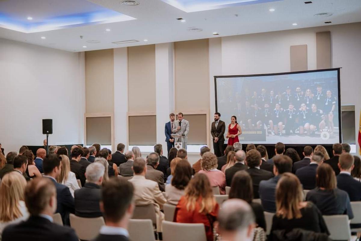 Los representantes de la Universidad de Alicante recogen el Premio Remo Banco Fijo del Mediterráneo