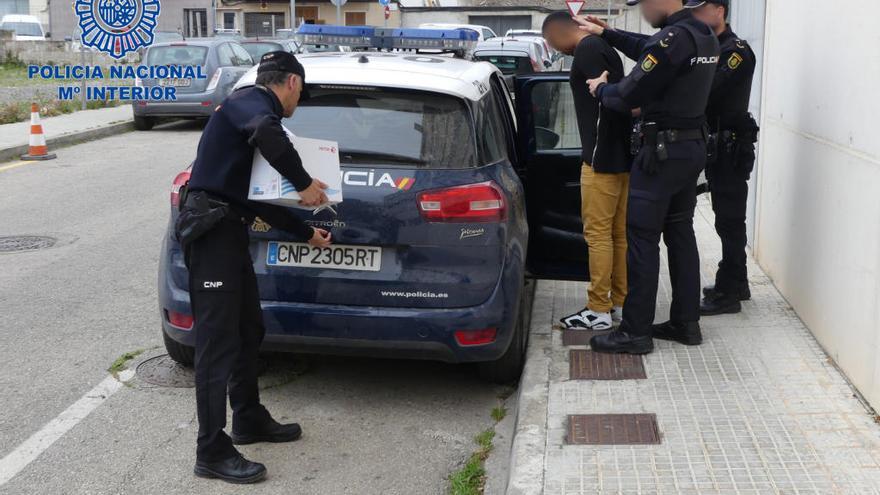 Agentes de la PolicÃ­a Nacional introducen en el coche patrulla al presunto autor de las puÃ±aladas.