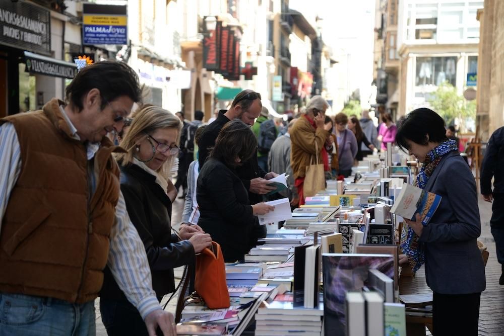 Palma se viste de libros por Sant Jordi