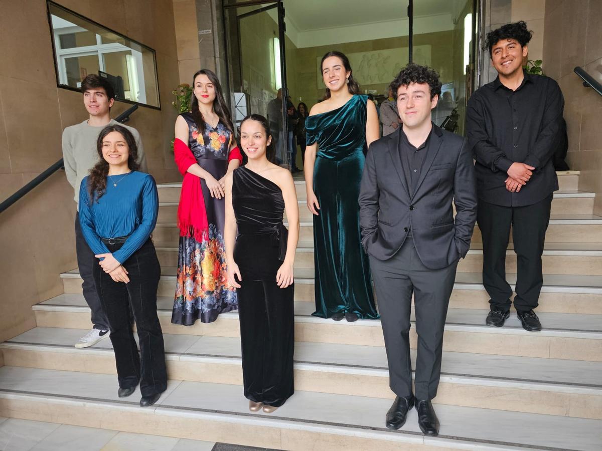 Los siete finalistas, este lunes, en el Conservatorio Superior de Música de Alicante
