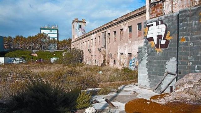 Baldosa 'botijera'  8 El alcalde Porcioles, 'dirigiendo' su colocación.