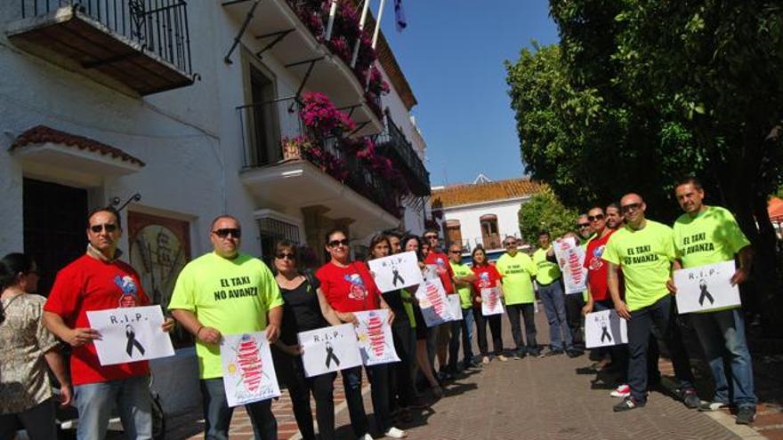 Los miembros de las diferentes plataformas muestran sus reivindicaciones en las puertas del Ayuntamiento de Marbella.