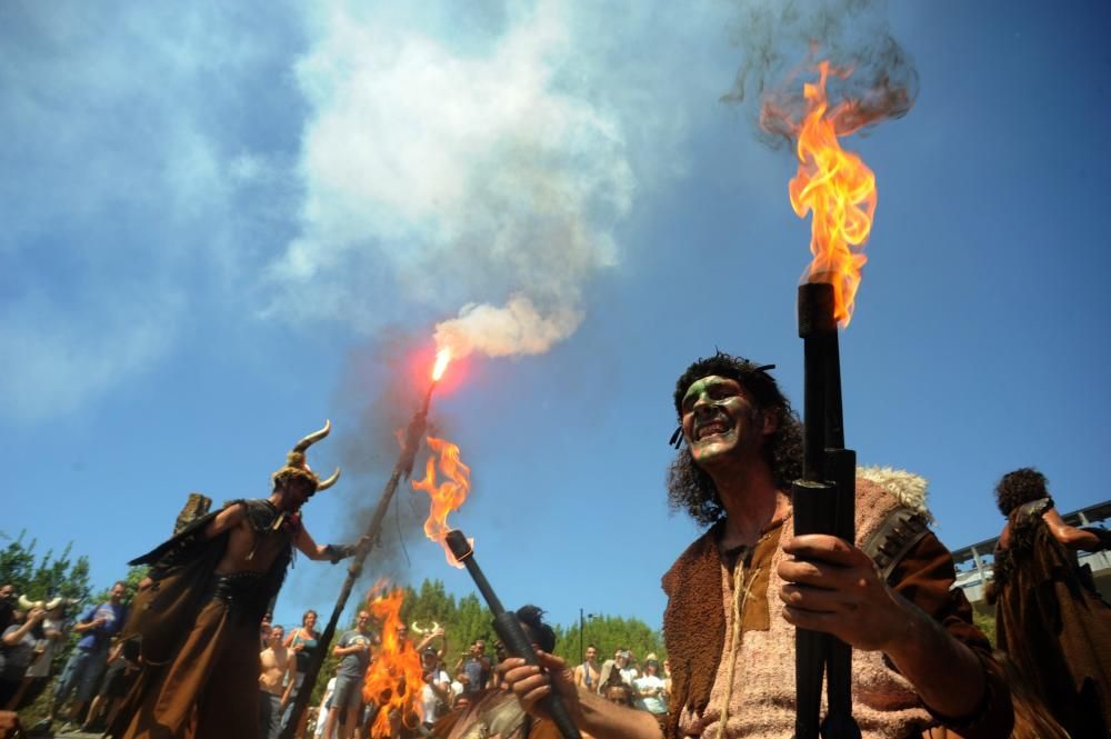 La recreación del desembarco se convierte en el acto central de la Romaría Vikinga