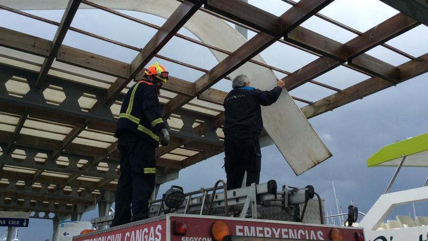 Proteccion Civil y Policía Local retiran las planchas desprendidas en la estación marítima.//G.N.