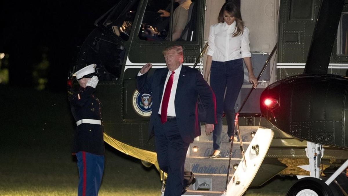 Trump y su esposa Melania llegan a la Casa Blanca en el helicóptero que les trajo de la base Andrews.