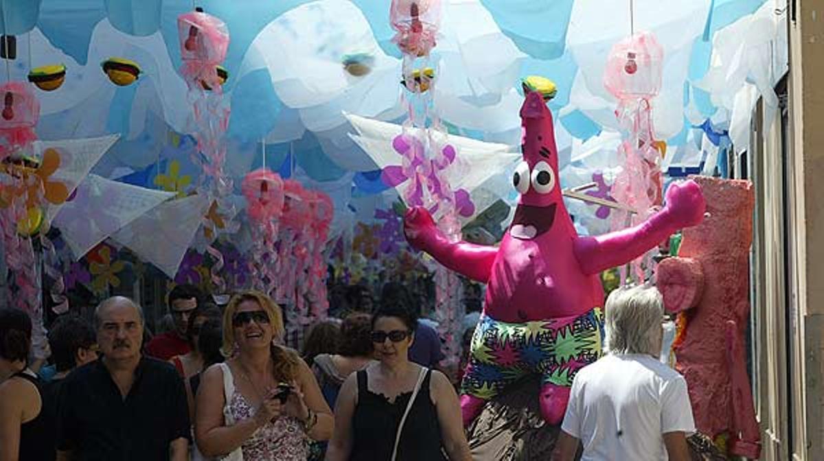 Un passeig per alguns dels carrers de Gràcia durant les festes.