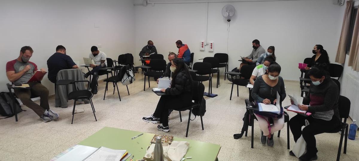 Un aula con algunos alumnos de catalán