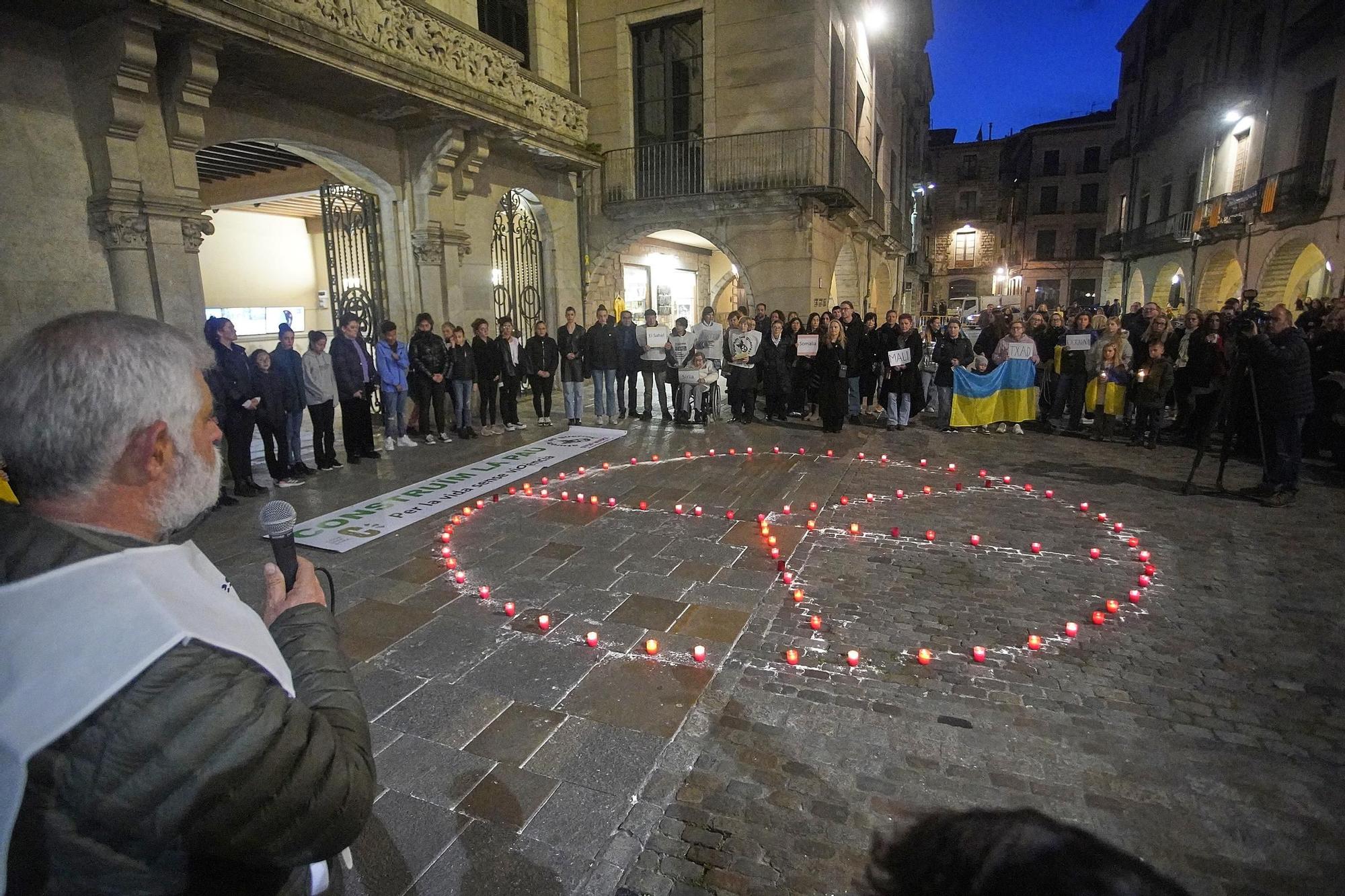 Encesa d'espelmes a Girona pels dos anys de la guerra d'Ucraïna