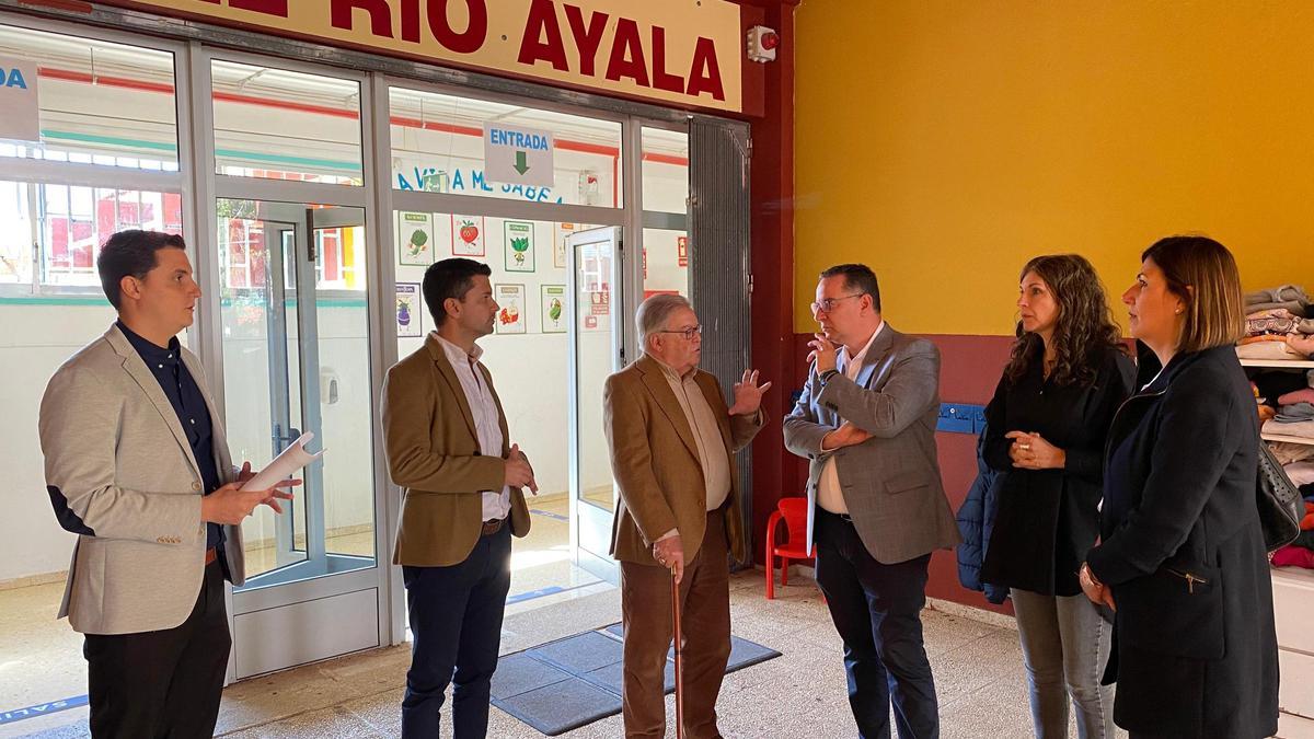En el centro,  Poli Suárez conversa con José Miguel Bravo de Laguna, ayer, en el centro Juan del Río Ayala.