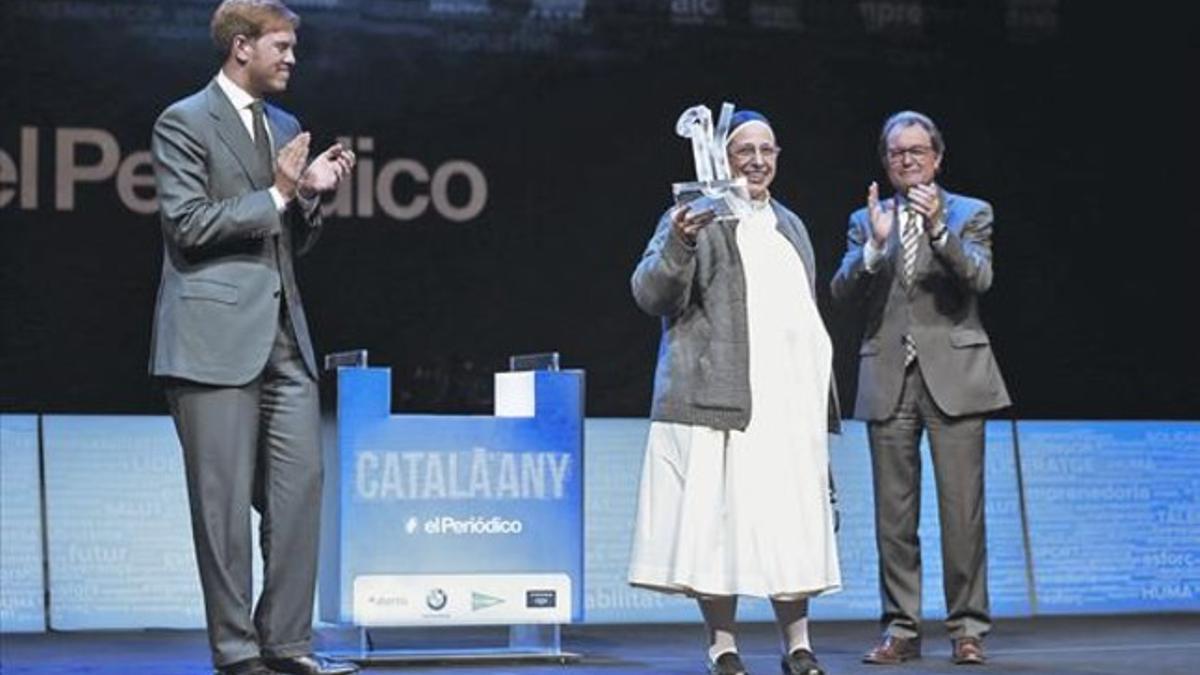 Sor Lucía Caram muestra el premio Català de l'Any 2014 junto al presidente del Grupo Zeta, Antonio Asensio Mosbah, y el 'expresident' Artur Mas.