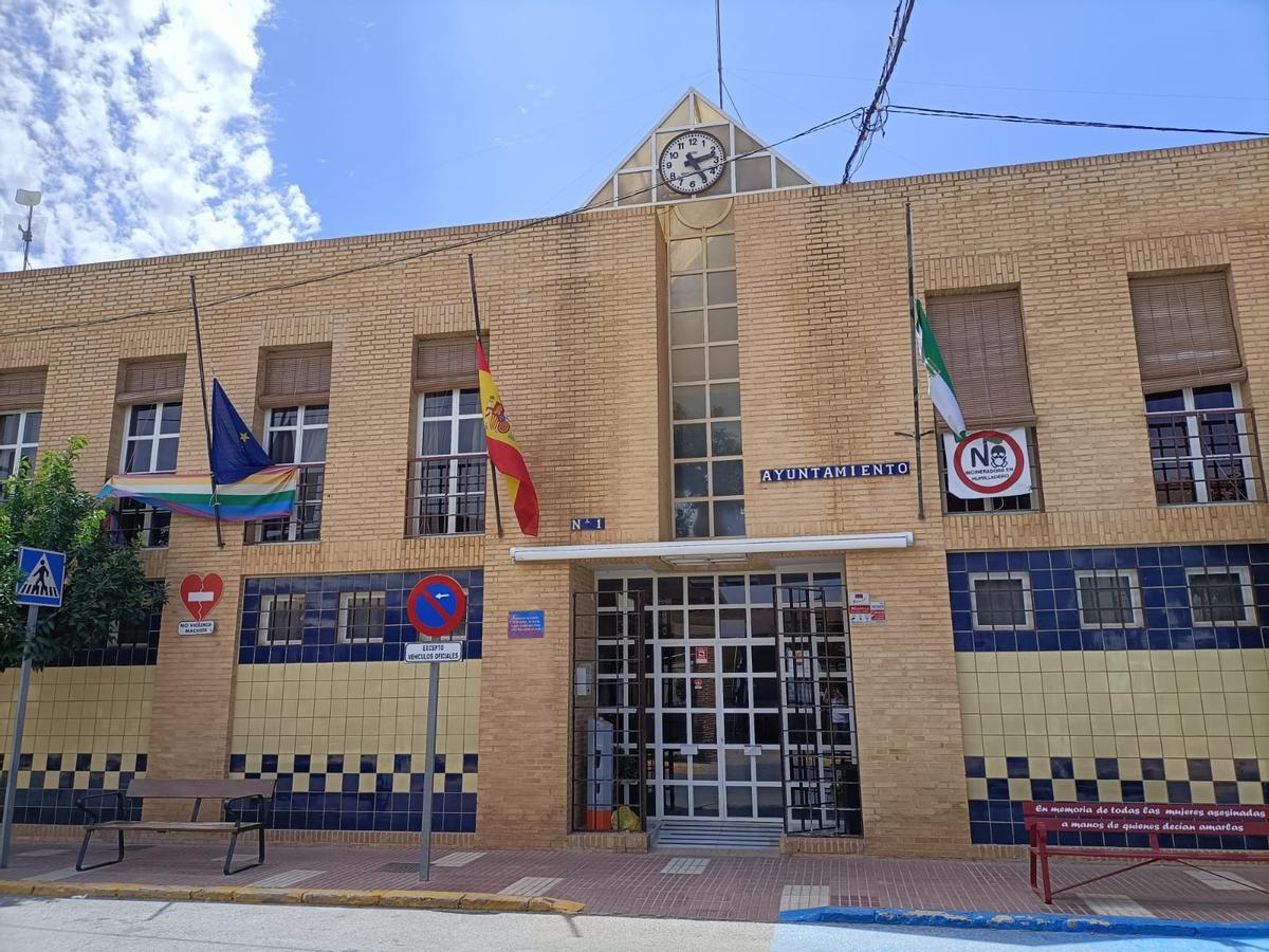 El Ayuntamiento de Humilladero, con las banderas a media asta en señal de luto.