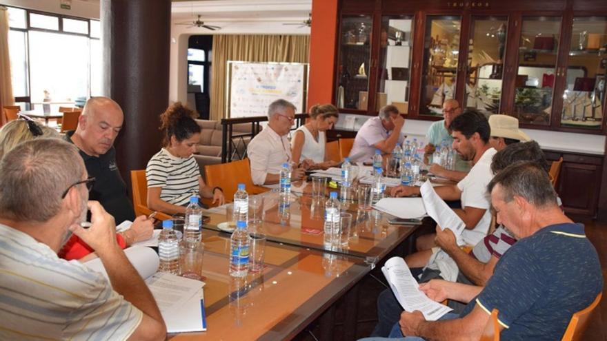 Reunión celebrada en el Real Club Náutico de Arrecife sobre las jaulas marinas. | | RCNA