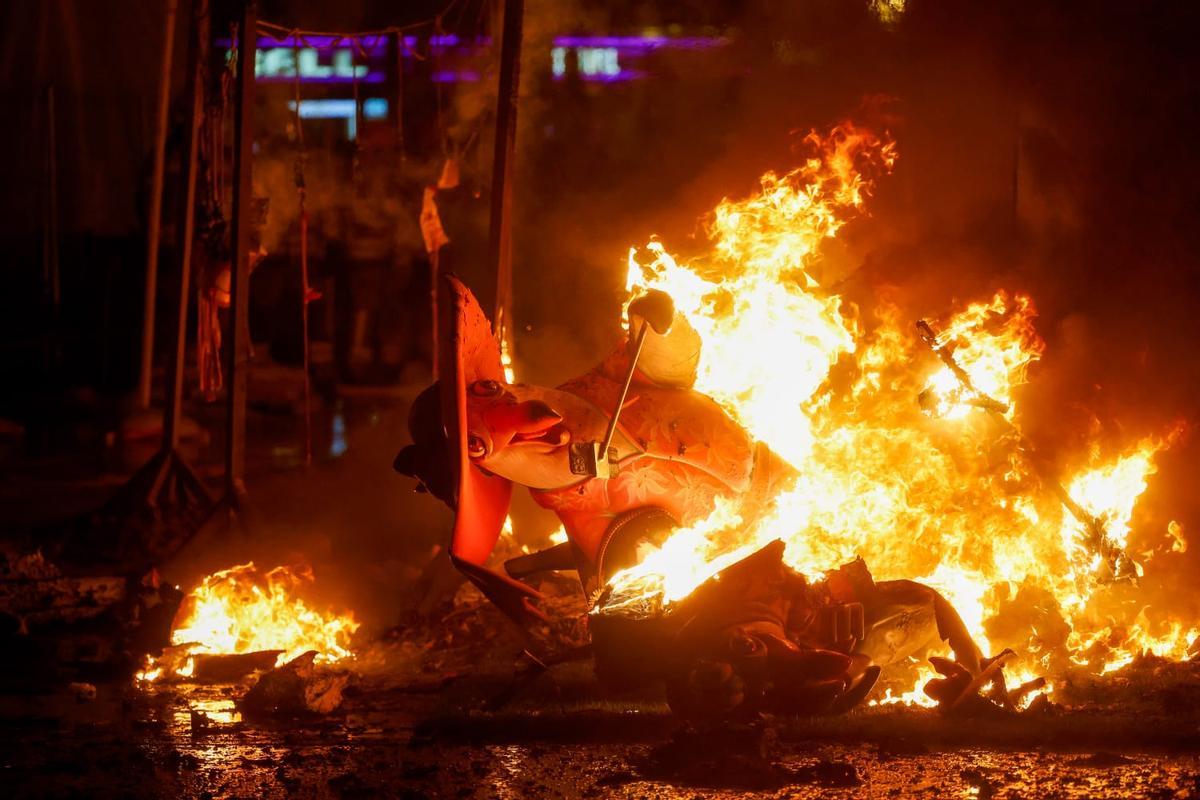 La Cremà de la falla municipal de València, en imágenes