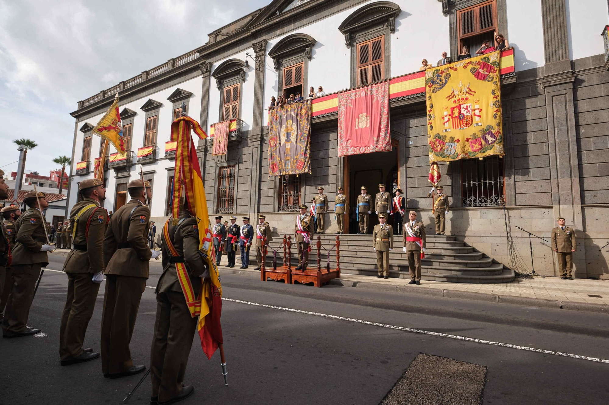 Desfile de tropas con motivo de la Pascua Militar en la plaza Weyler