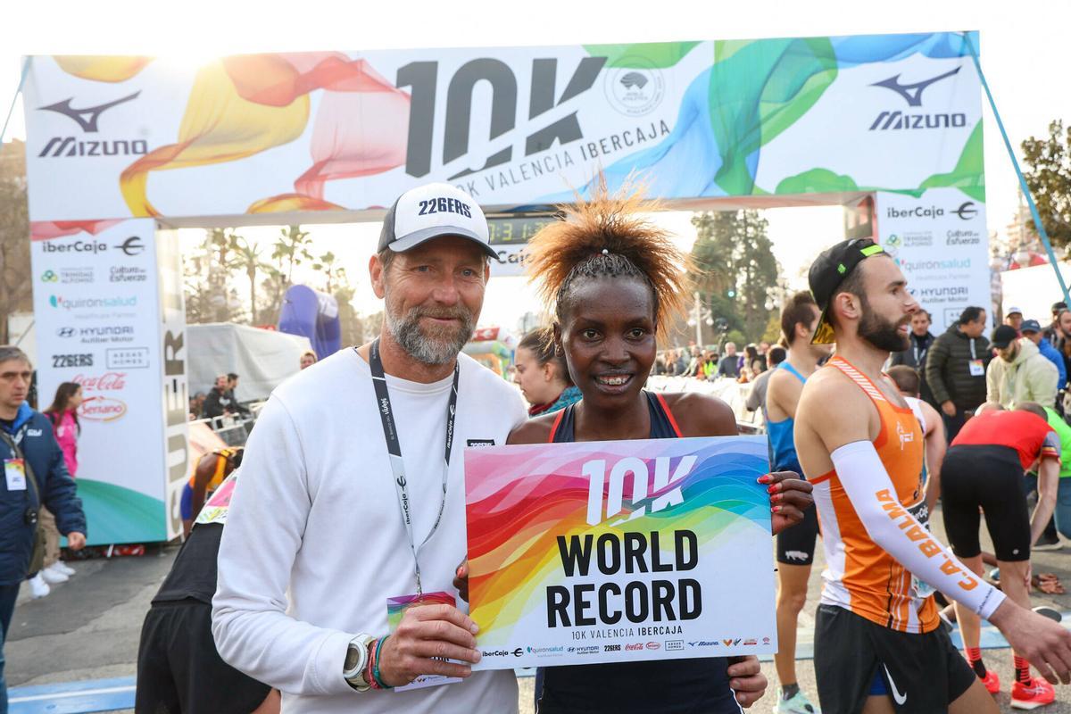 Agnes Jebet y Álex Aparicio