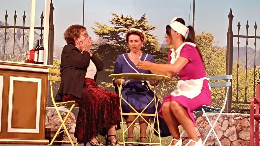 Carmen Campo, Diana Suárez y Yolanda Serrano, durante la función, en Candás. | G. B.