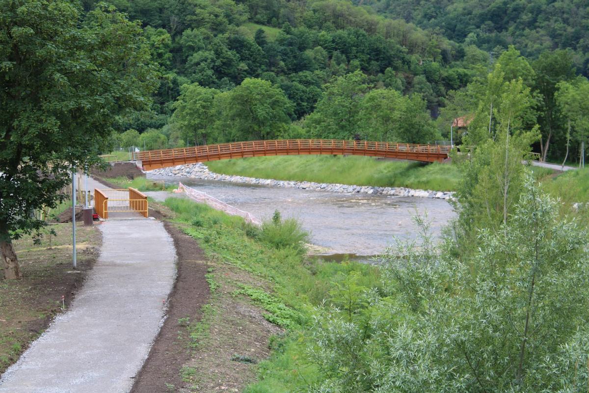 Las dos nuevas pasarelas, sobre el Nalón a la derecha, y más modesta, sobre el canal del molino, a la izquierda.