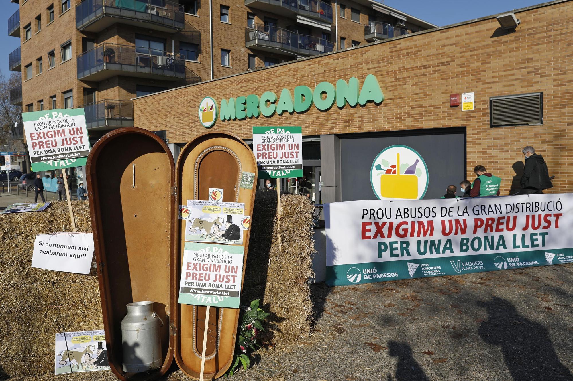 Un centenar de ramaders protesten a Girona per exigir «un preu més just» de la llet