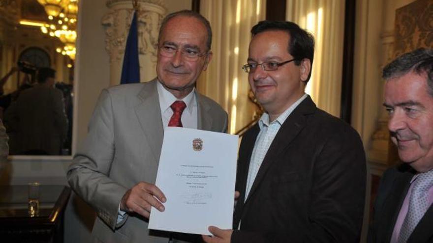 Miguel Ferrary junto al alcalde de Málaga, Francisco de la Torre.