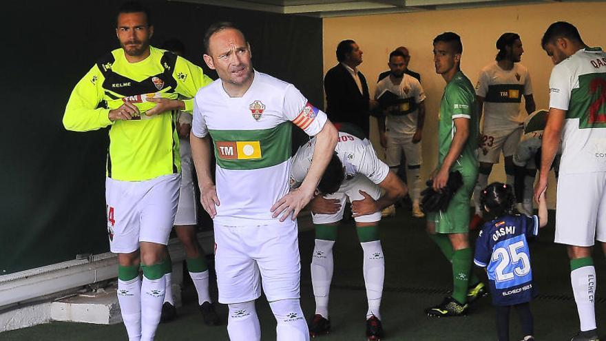 Los jugadores del Elche, con Nino al frente, antes de comenzar el partido contra el Rayo Majadahonda