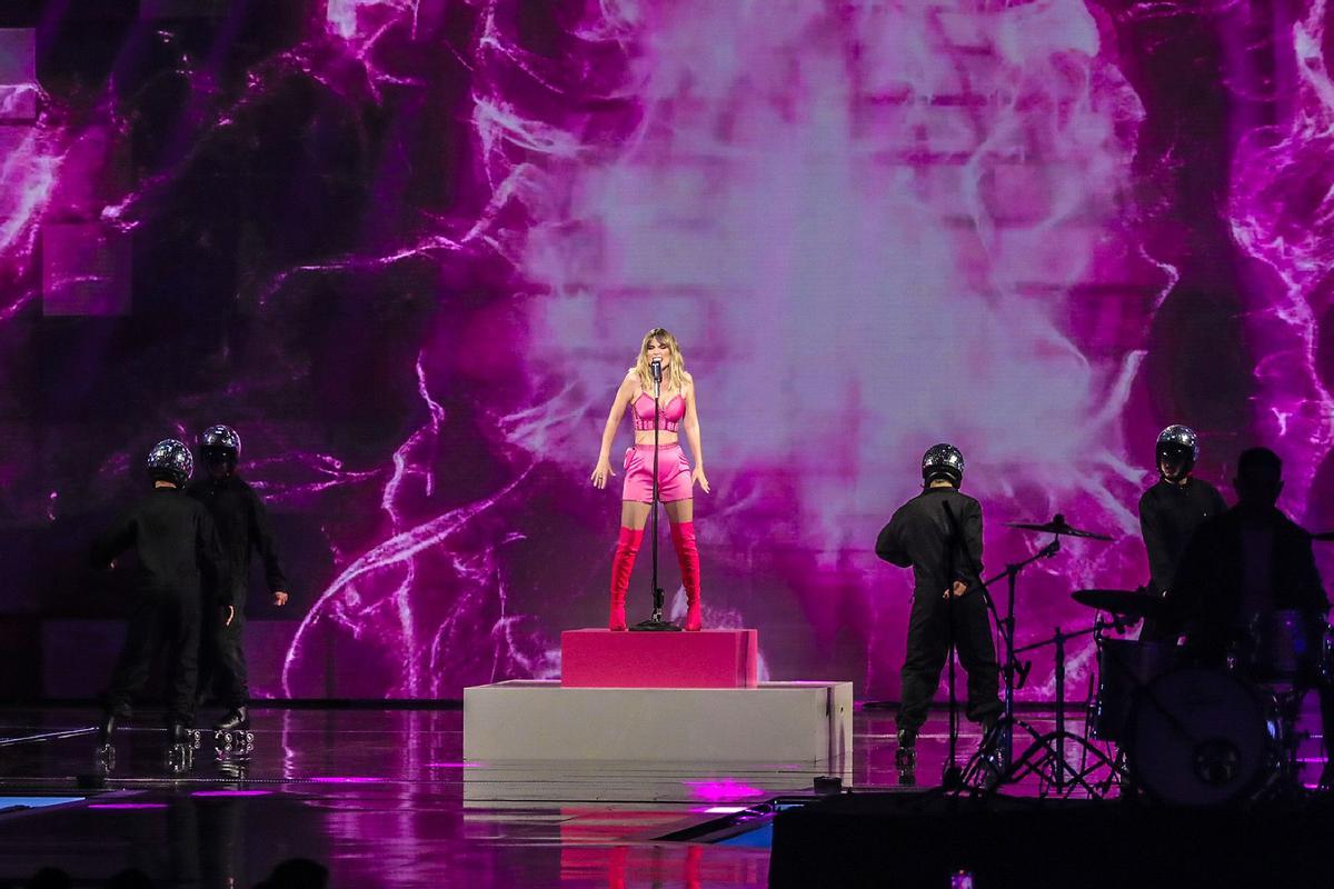 Edurne, en clave rosa-valentino