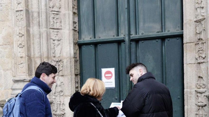 Las cofradías, pendientes del cielo para la última procesión de una Semana Santa pasada por agua