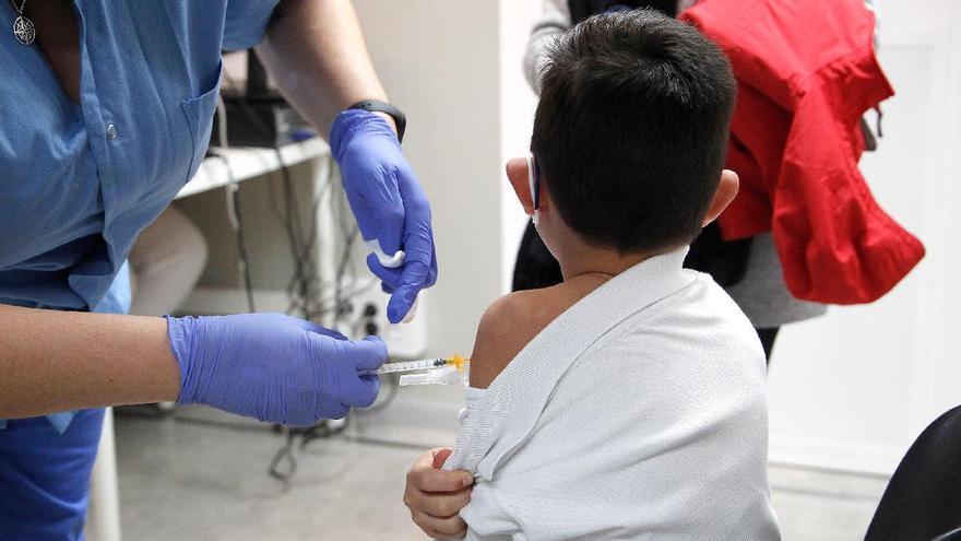 Un niño recibe una dosis de la vacuna contra el covid en el Hospital de Son Durea.