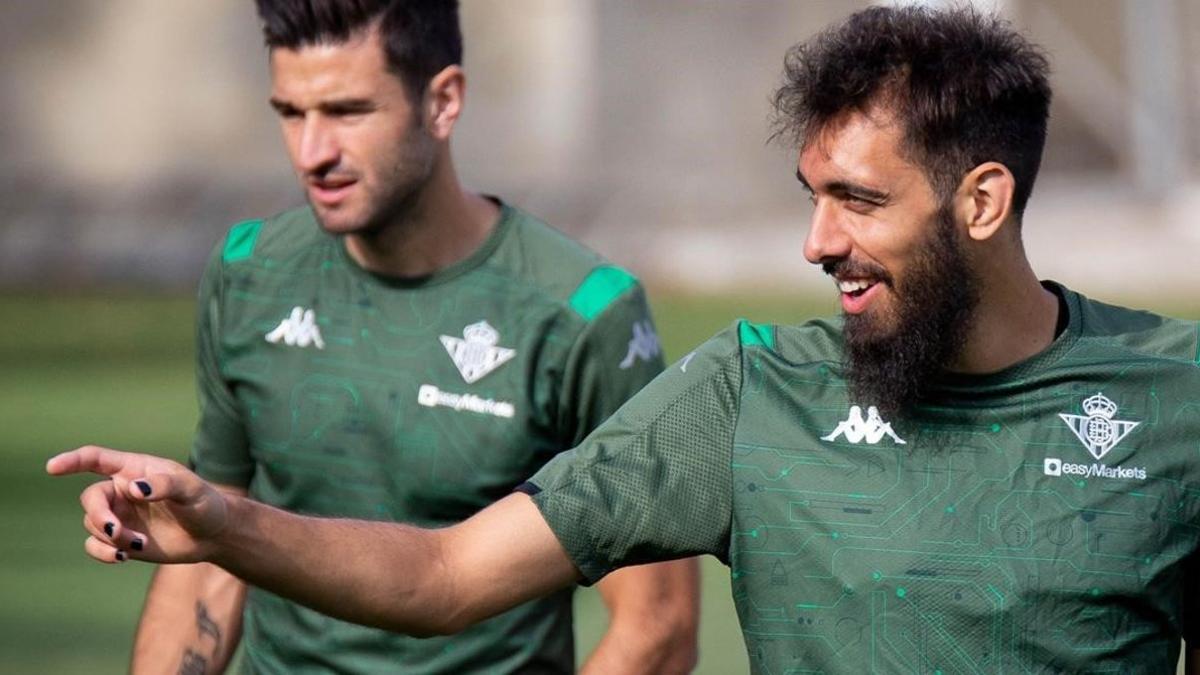 Borja Iglesias, en un gesto durante un entrenamiento de esta semana, ya con las uñas pintadas de negro.