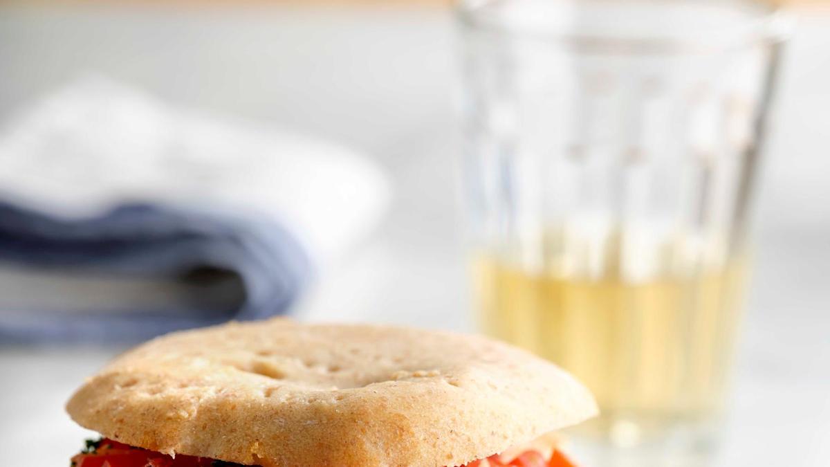 Sándwich de atún y tomate con pan de centeno