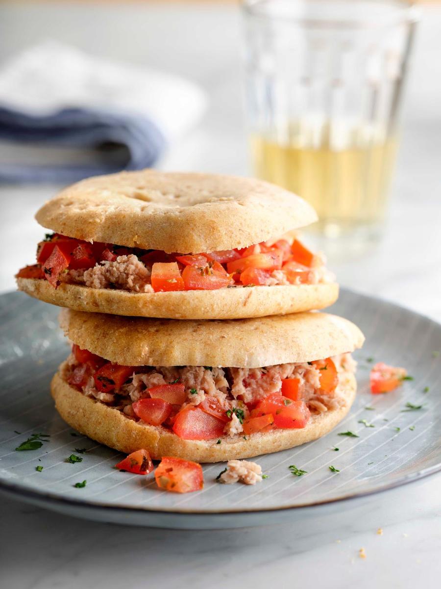 Sándwich de atún y tomate con pan de centeno