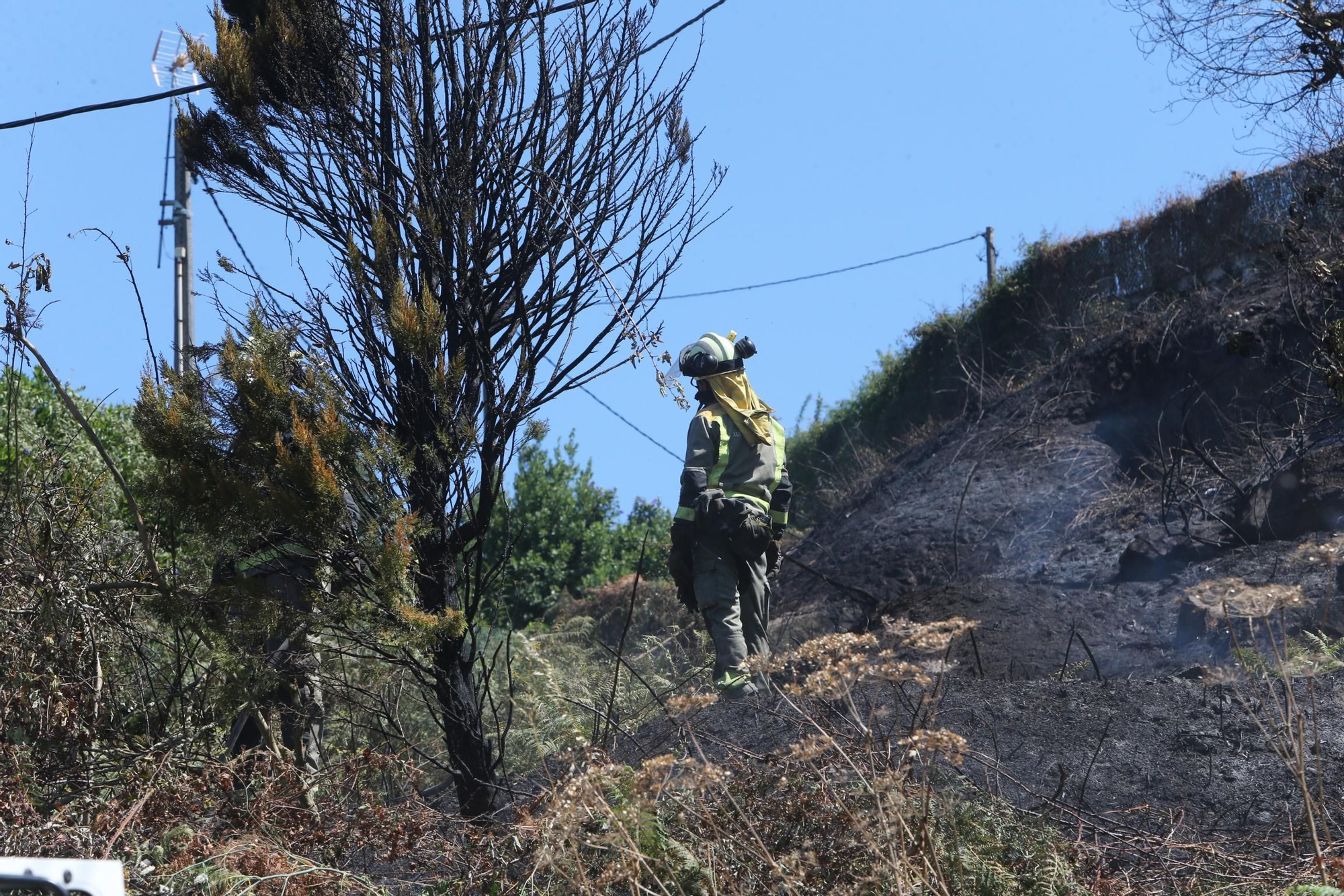 Vecinos se sumaron a las labores de extinción del incendio de A Barraca, en Bueu