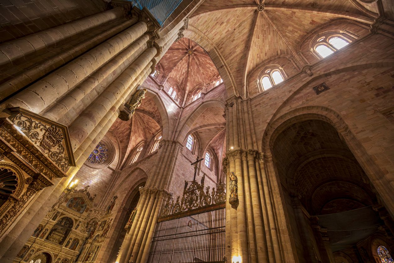 El interior de la catedral románica es una auténtica joya.