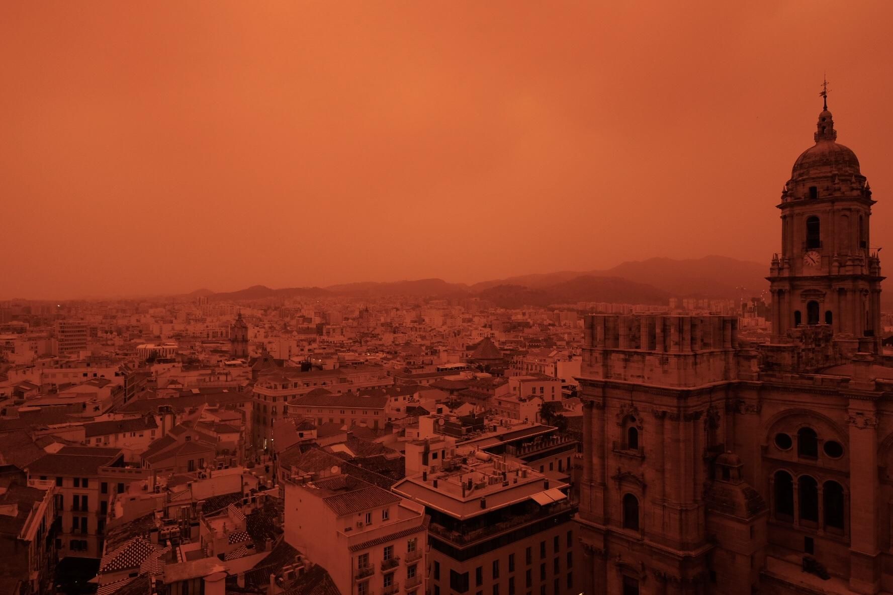 La calima vuelve a cubrir los cielos de Málaga