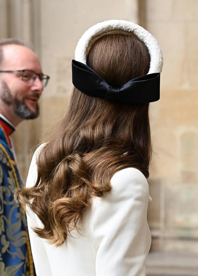 Kate Middleton con diadema blanca de Jane Taylor
