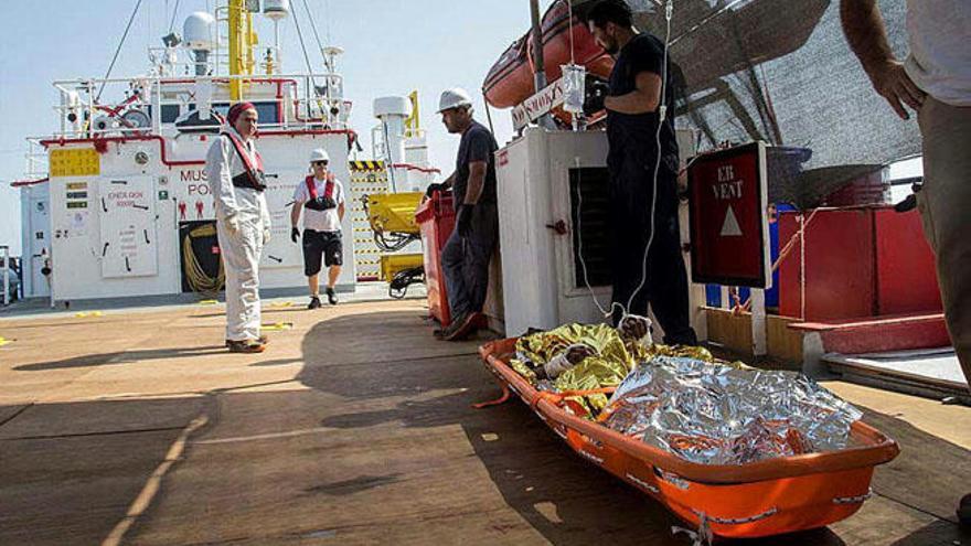 Uno de los cuerpos sin vida recuperados ayer tras el vuelco de una embarcación con unos 700 pasajeros.