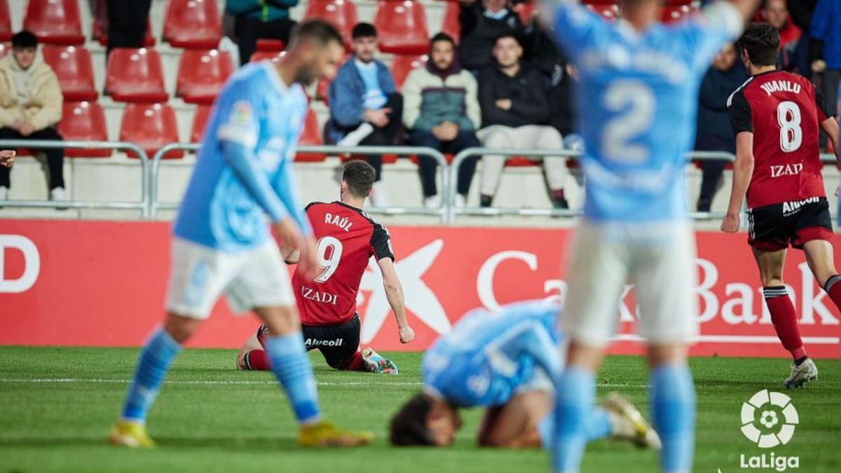 Jugadores del Ibiza lamentan el gol de Raúl García en la primera parte.