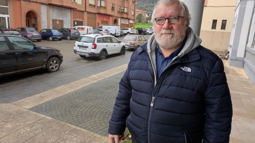 El día a día de Alejandro Sanzo, sacerdote de Salas: misas, actos para la comunidad, paseo con el perro y café con feligreses