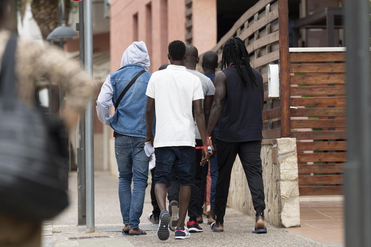 Un grupo de migrantes alojados en hoteles dentro del programa de atención humanitaria.