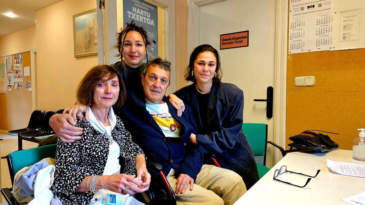 Dámaso, pacient amb glioblastoma, amb les seves filles i la seva dona, amb qui es va casar després de més de 30 anys junts