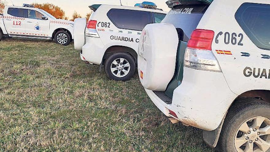 Efectivos policiales, en la zona del accidente.  // FdV