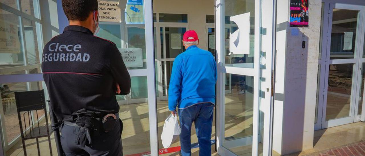 Control de acceso en el centro de salud de Callosa. | TONY SEVILLA