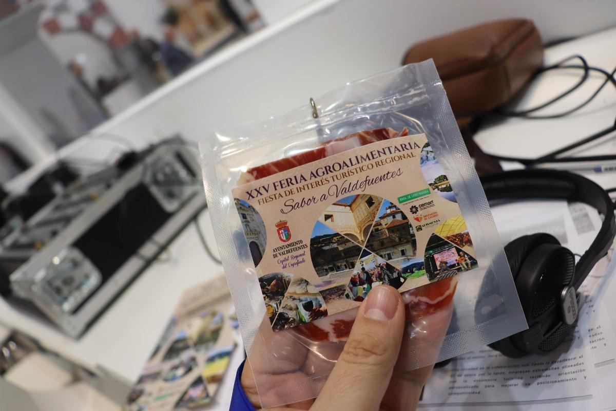 Anverso  de las acreditaciones de la XXV Feria Agroalimentaria de Valdefuentes.