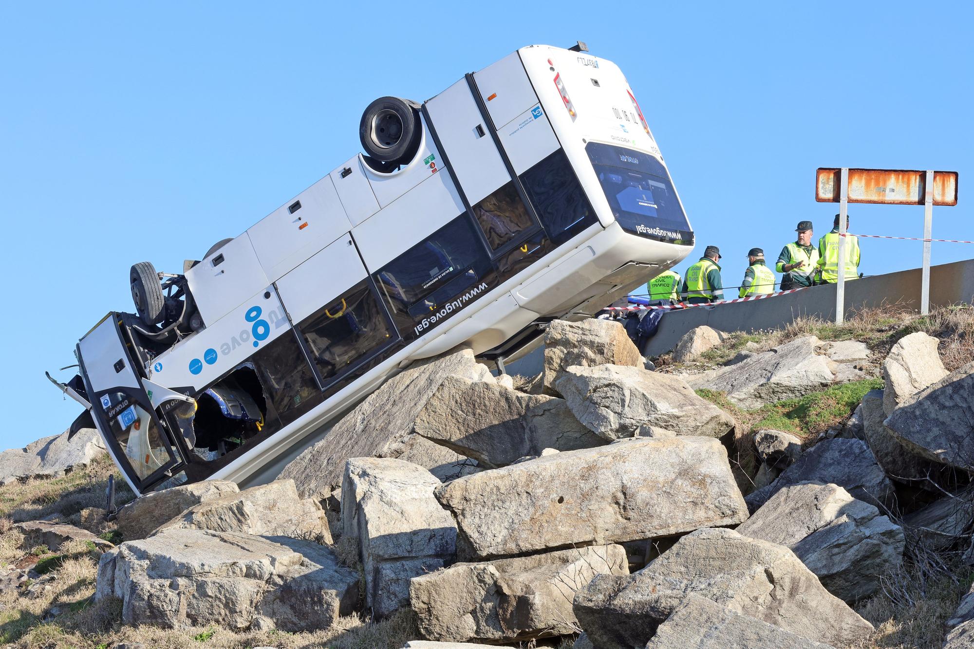 Un microbús vuelca sobre las rocas de cabo Silleiro