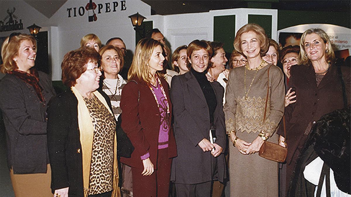 La reina doña Sofía con un grupo de murcianas entre las que se encuentran Marisol Sánchez Belmar, Inés Ortuño, Tanta Moreno Zarco y la Sra. De Bolarín, 2002.