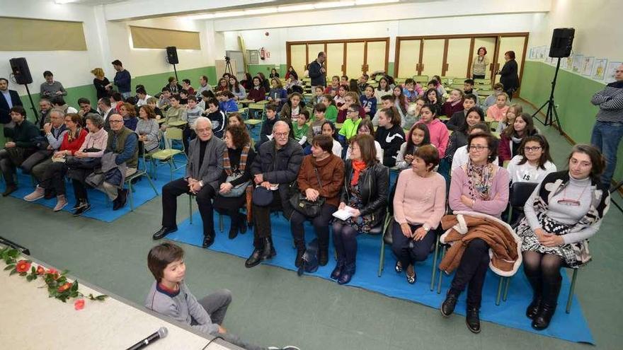 En primeira fila: Freixanes, M. Aleixandre, Pedro Ferriol, Begoña Llácer Moreno, Fina Casalderrey e profesoras do Marcos da Portela. // G. S.