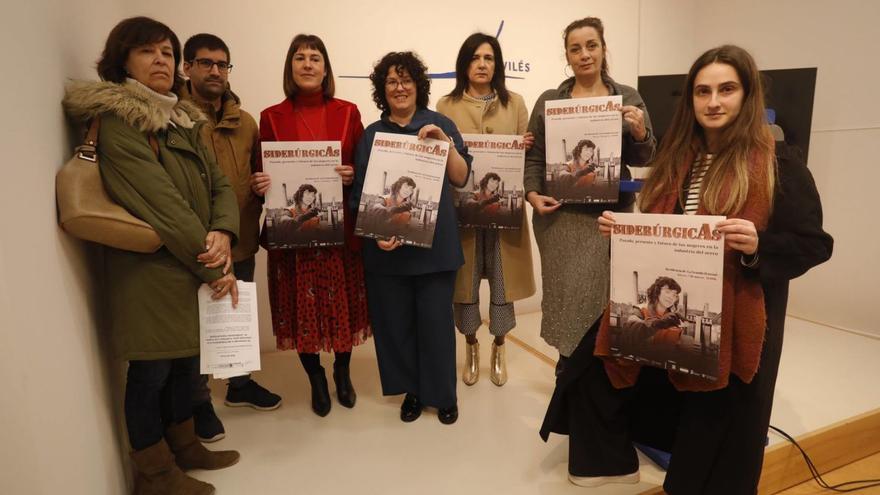 Por la izquierda, María Carmen Ovies, de la asociación de vecinos Santa Bárbara; Rubén Domínguez, del Alfoz de Gauzón; Patricia Gómez Leiva, y las concejalas de Igualdad Lucía Fernández Ron (Avilés); Dolores Fernández (Illas); Lourdes López (Castrillón) y Lidia Fernández (Gozón), durante la presentación. | Ricardo Solís